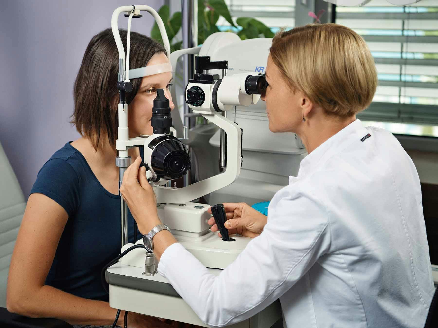 Una cura degli occhi professionale per mantenere una buona qualità visiva post intervento