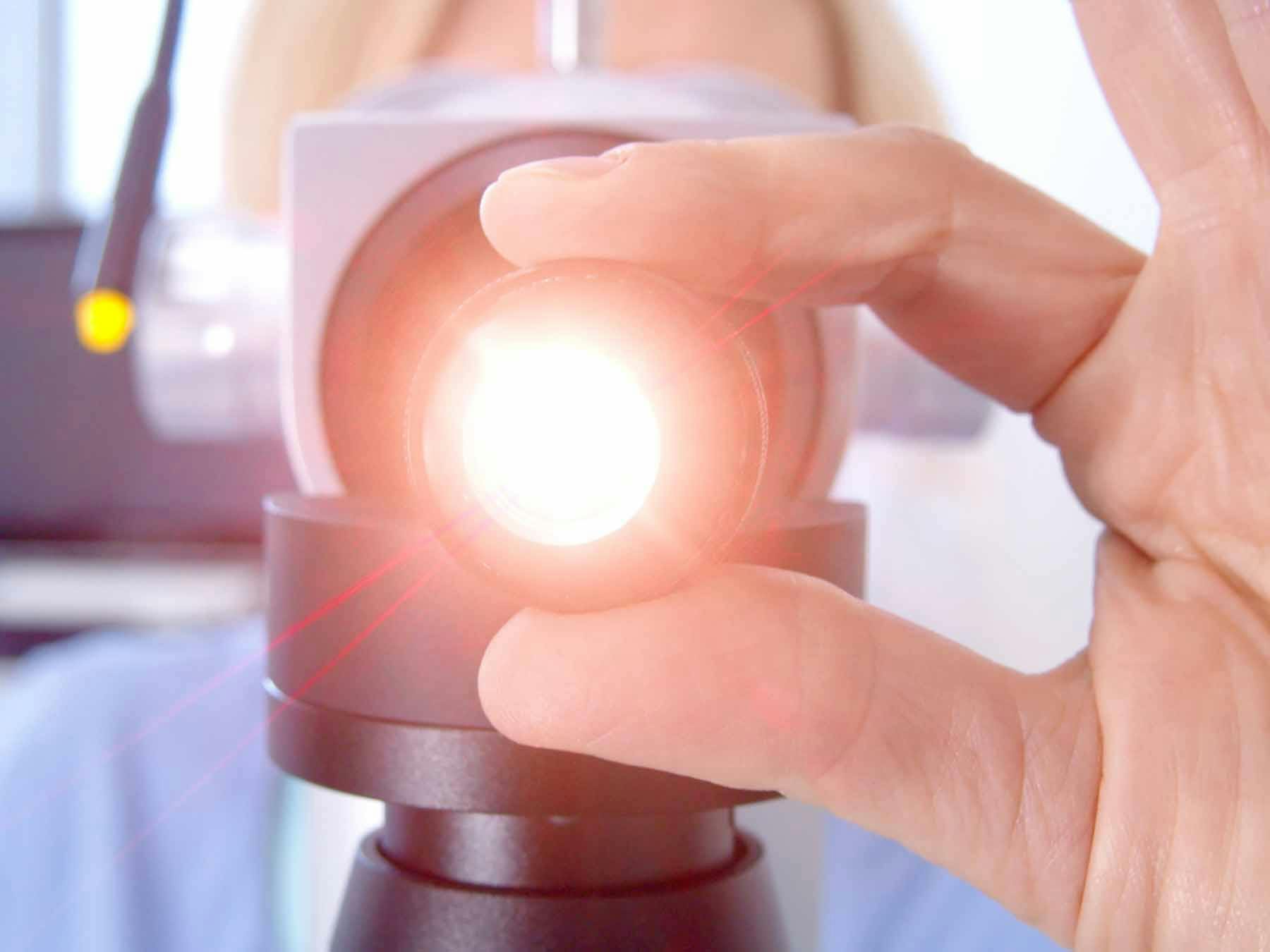 Come eliminiamo i disturbi visivi con la vitreolisi laser